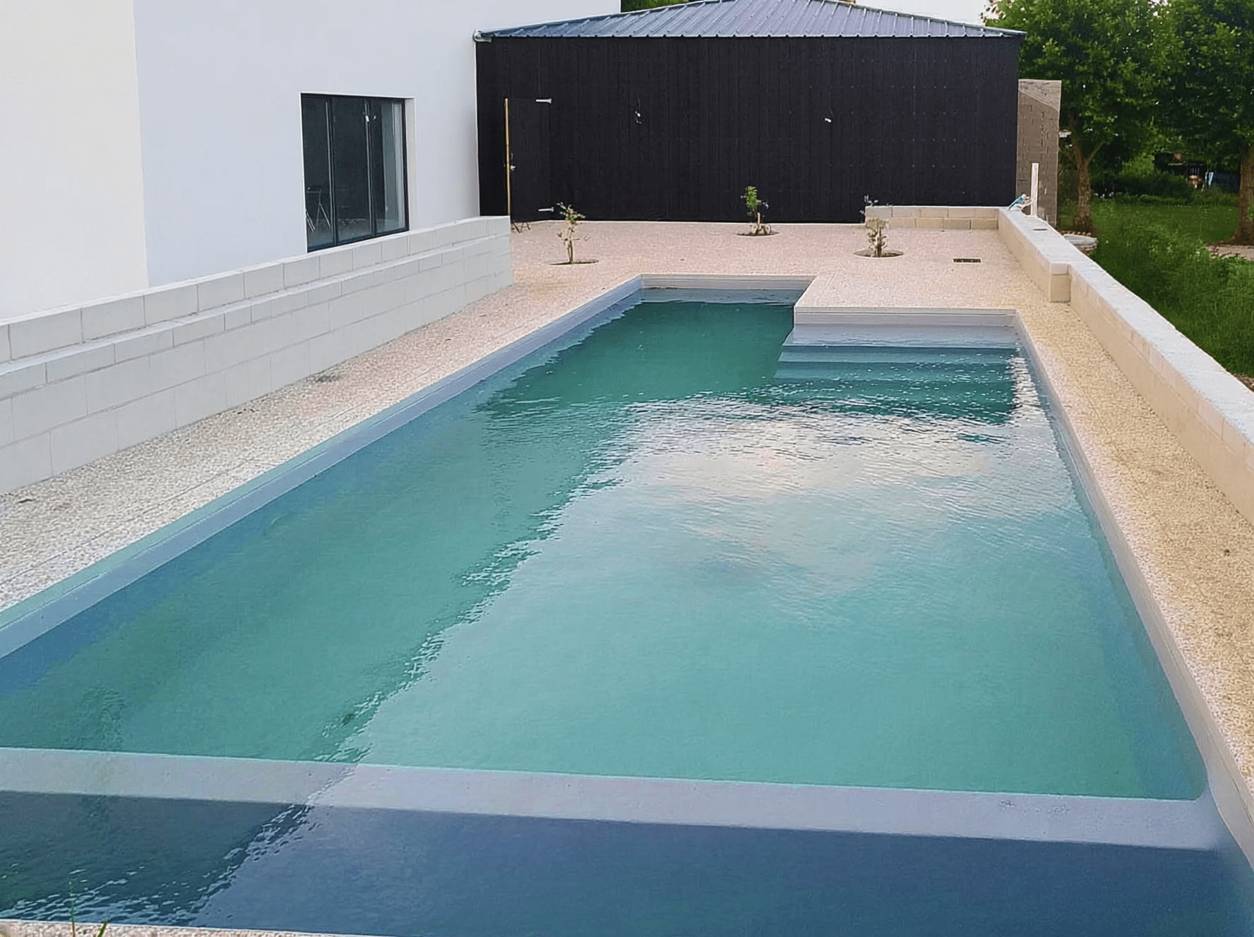 Maçonnerie de piscine avec coffrage, parpaings et terrassement. Chantier réalisé en Sud-Gironde.