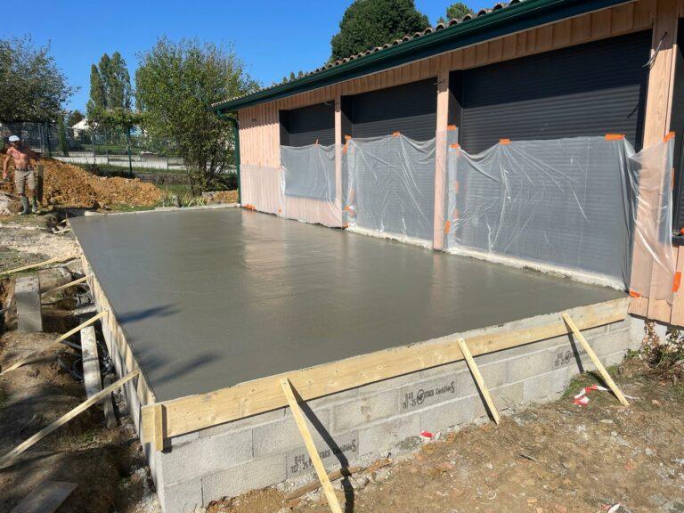 Dalle béton fraîchement coulée pour terrasse en construction avec coffrage et protection de façade - Chantier réalisé en Sud-Gironde