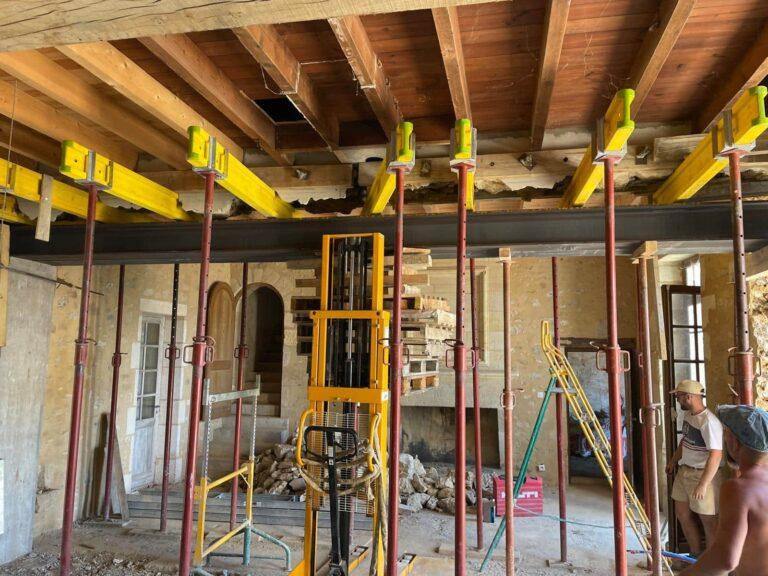 Étaiement d’une structure de plancher en rénovation avec poutres, étais métalliques et reprise de maçonnerie - Chantier réalisé en Sud-Gironde