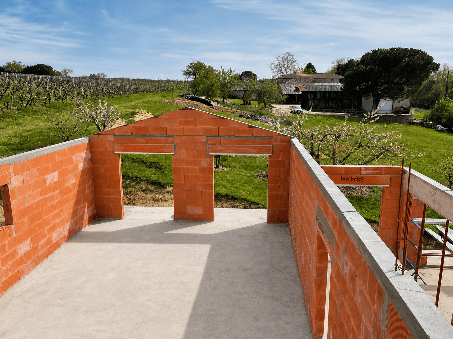 Réalisation du gros œuvre d’une maison neuve en briques alvéolaires avec montage des murs, linteaux maçonnés et préparation des ouvertures. Chantier réalisé en Sud-Gironde.