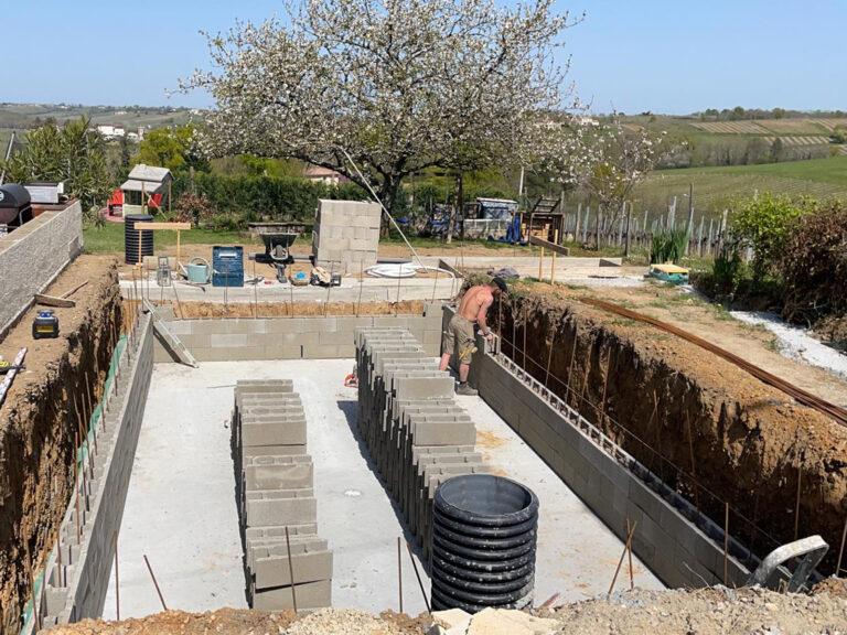 Maçonnerie de piscine en cours de construction avec coffrage, parpaings et terrassement - Chantier réalisé en Sud-Gironde