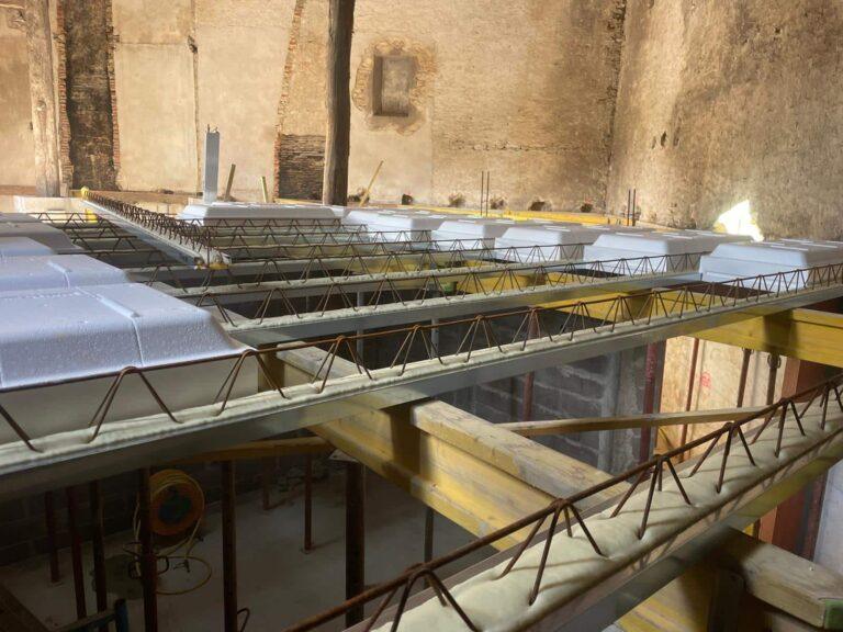 Plancher hourdis en rénovation avec poutrelles, entrevous isolants et étaiement dans un bâti ancien. Chantier réalisé en Sud-Gironde.