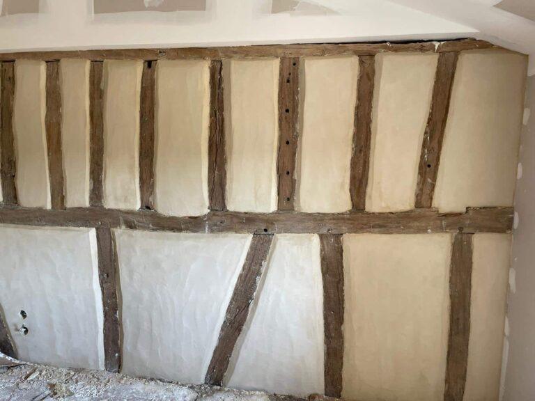 Rénovation intérieure d’une charpente traditionnelle avec reprises des murs en torchis et poutres apparentes - Chantier réalisé en Sud-Gironde