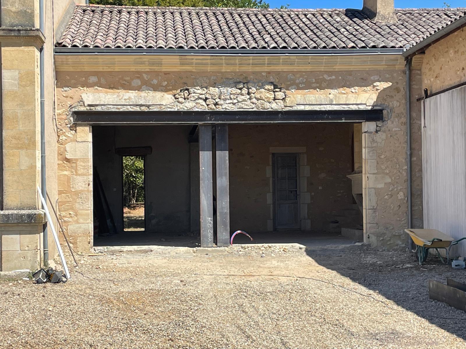 Ouverture et rénovation d’une façade en pierre avec pose de poutres métalliques IPN pour création d’une grande baie dans une bâtisse ancienne.