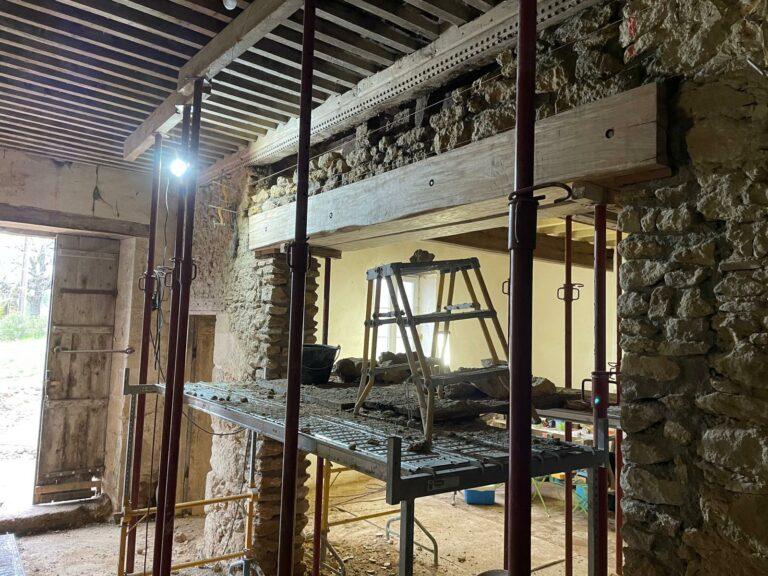 Maçonnerie en rénovation intérieure consolidant un mur en pierre avec étaiement et plateforme de travail - Effectué en Sud-Gironde